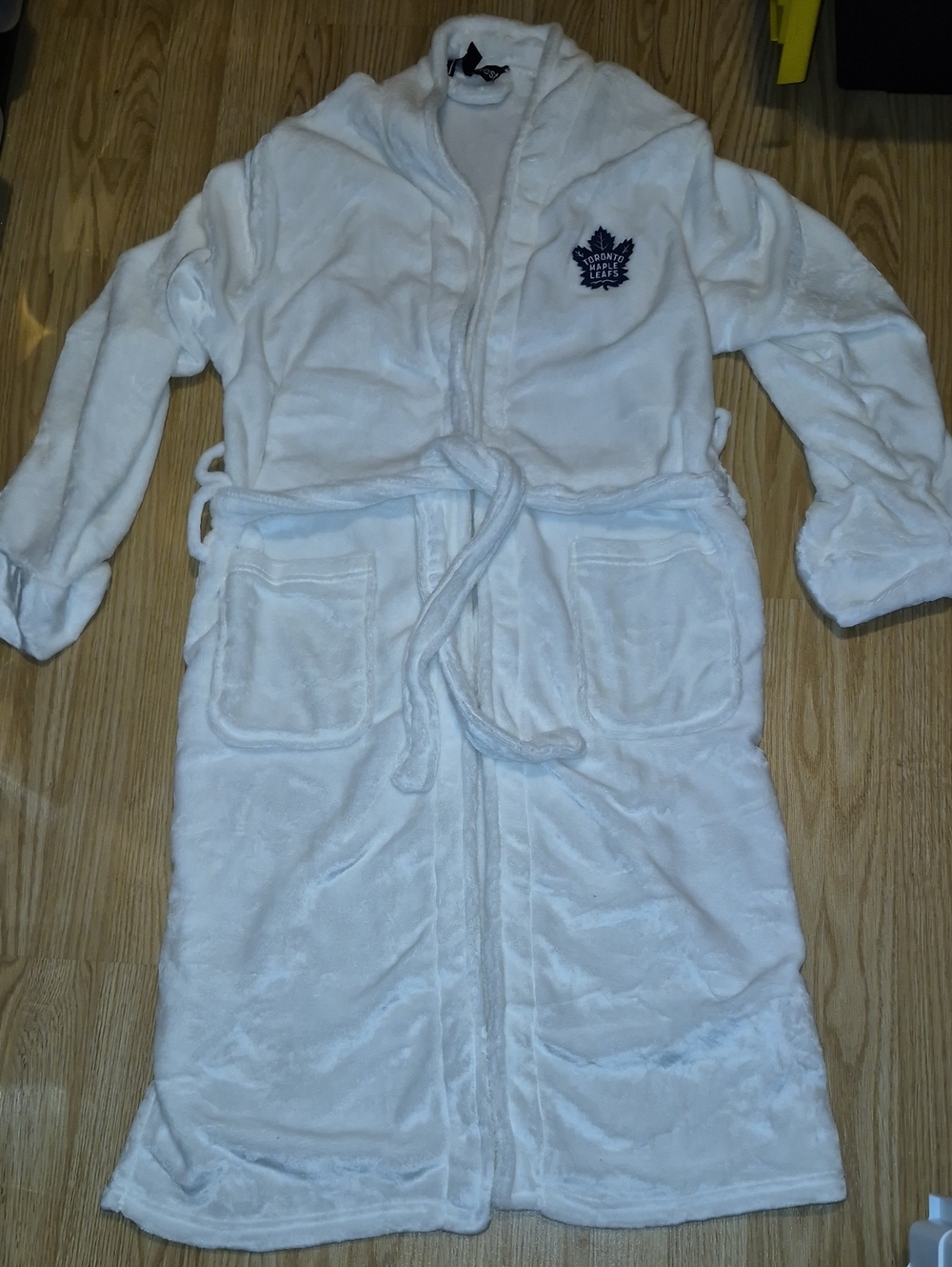 Unisex NHL Adults White Plush Hooded Robe with Embroidered Maple Logo..siz L/xl